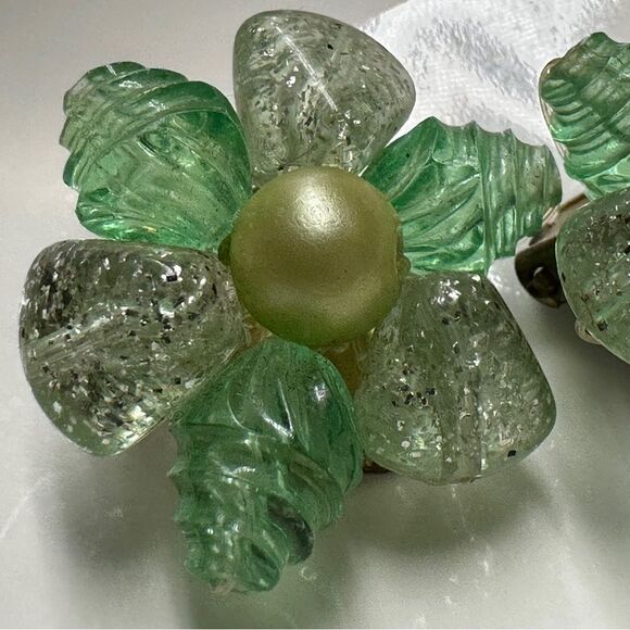 Vintage W. Germany Green and white lucite  Floral Clip-On Earrings - Picture 3 of 9